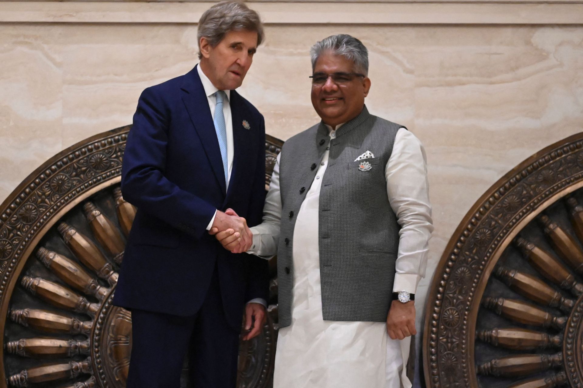 존 케리 미국 기후변화 특사(왼쪽)와 부펜더 야다브 인도 환경부 장관이 28일 인도 첸나이에서 열리는 주요 20개국(G20) 환경·기후 장관 회의에 앞서 악수하고 있다.